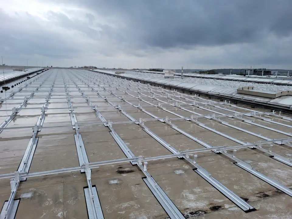 Unterkonstruktion Flachdach bei einer Photovoltaikinstallation von E-PN