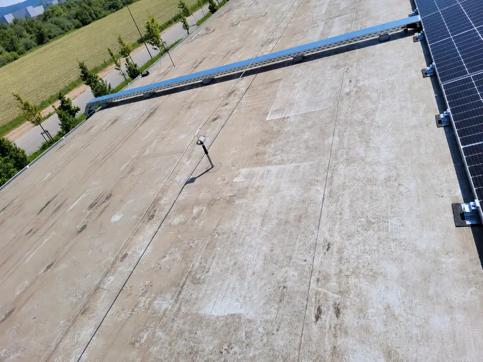 Kabelführung auf dem Flachdach bei einer Photovoltaikinstallation von E-PN
