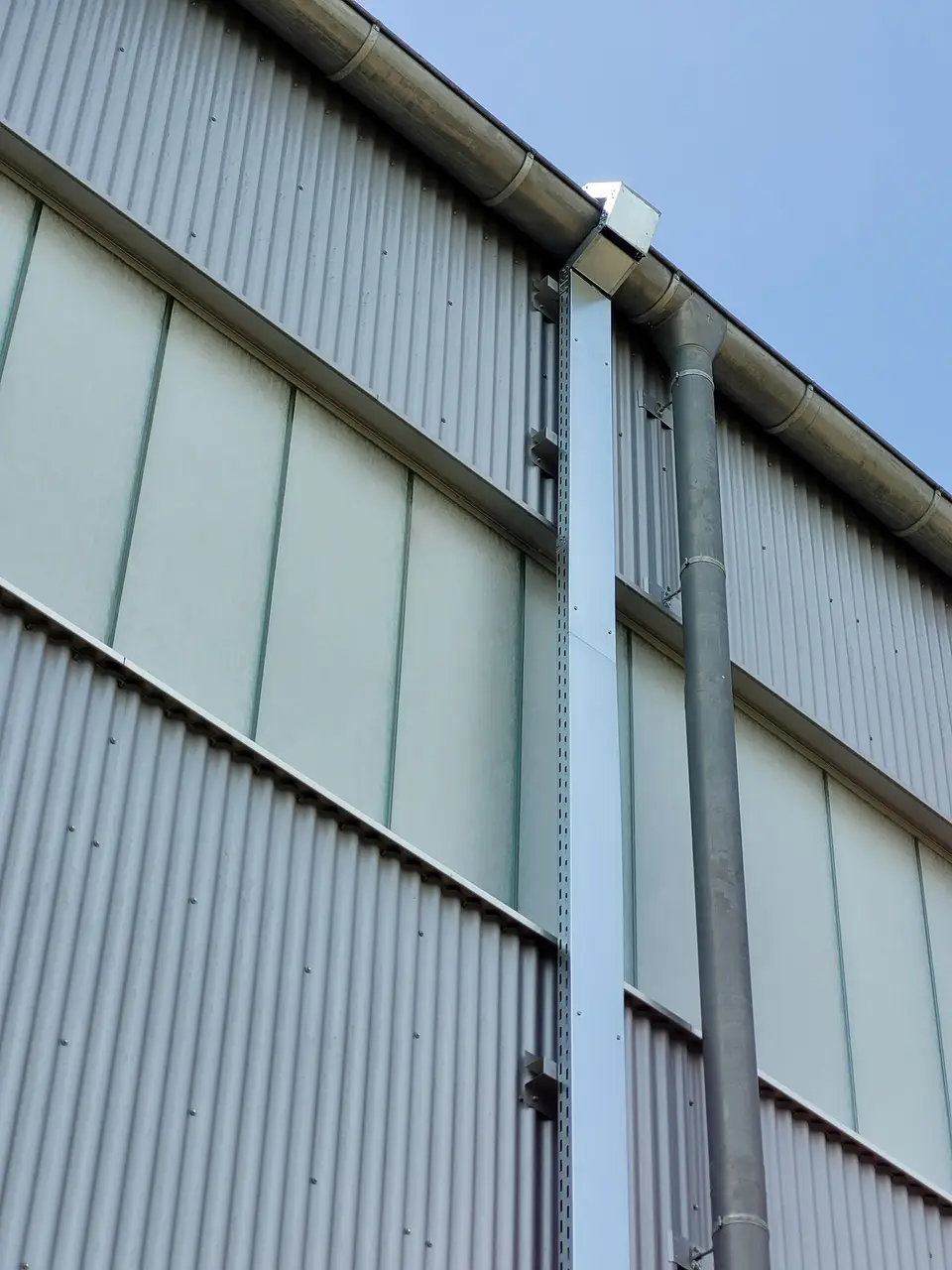 Geschützte Kabelführung bei einer Photovoltaikinstallation von E-PN