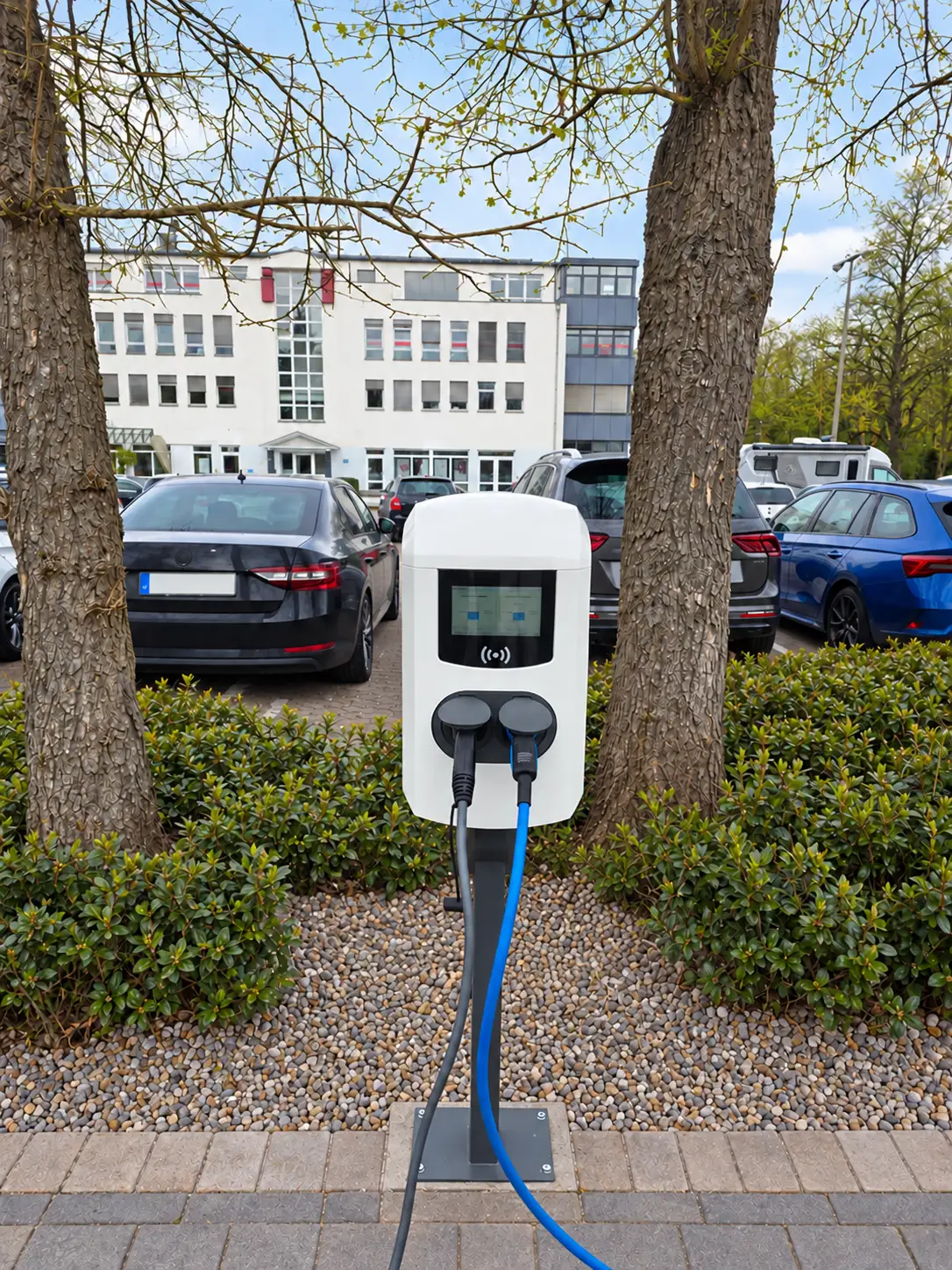 Öffentliche Doppelladestation auf einem gewerblich genutzten Parkplatz