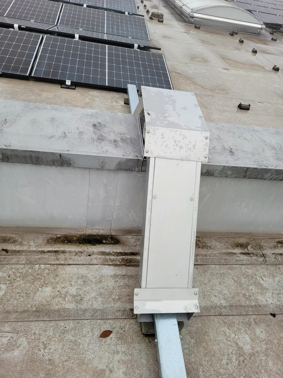 Dachdurchführung Flachdach bei einer Photovoltaikinstallation von E-PN
