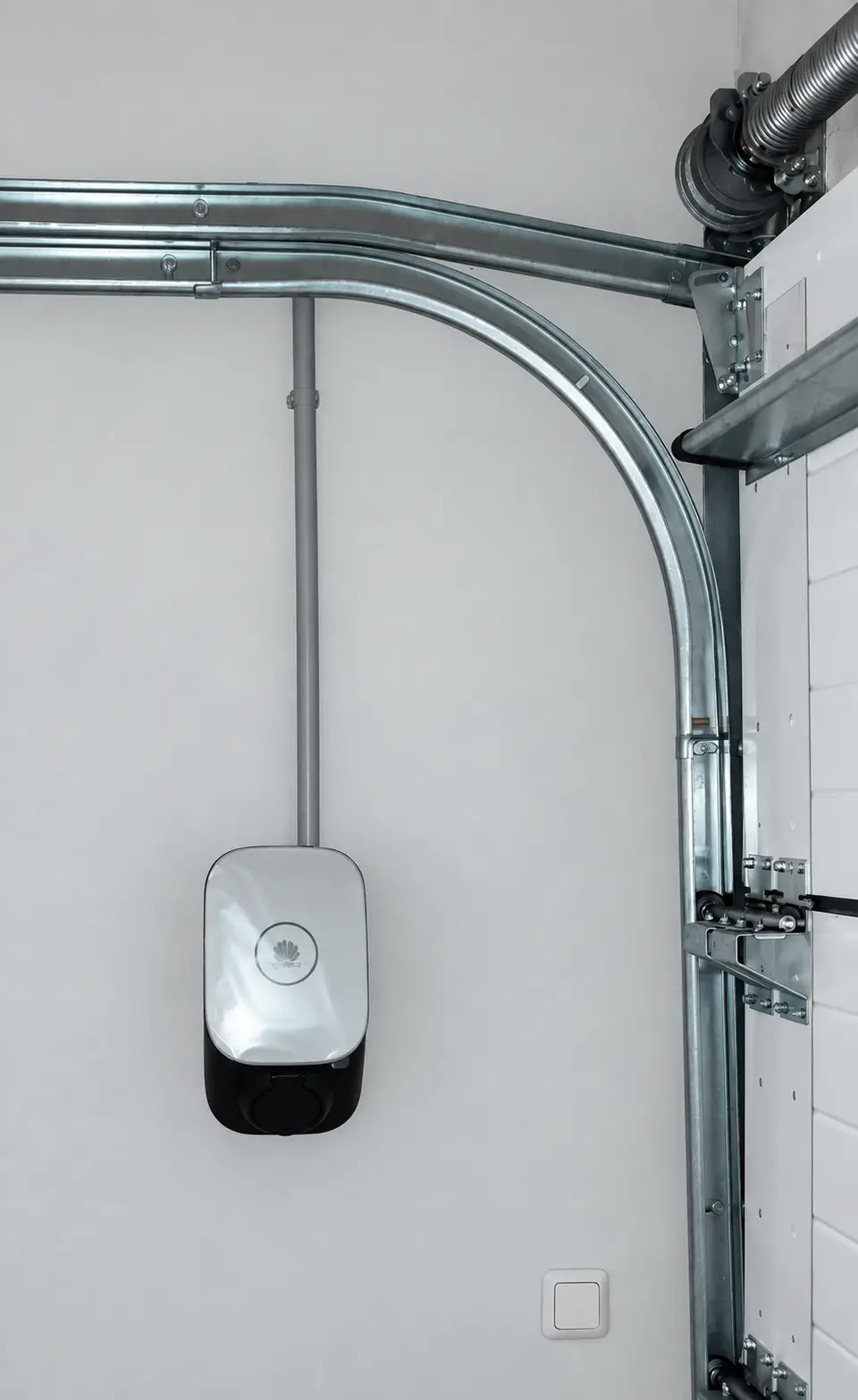 Kompakte Wallbox in der Garage aus dem Projektbestand von E-PN