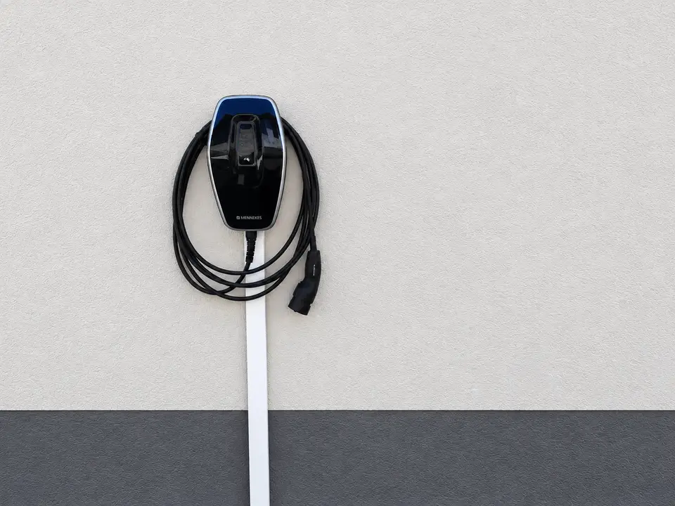 Wallbox an der Außenwand aus dem Projektbestand von E-PN