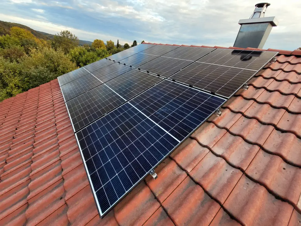 Von E-PN realisierte photovoltaikanlage mit schneebremse