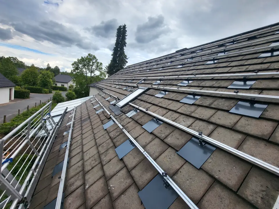 Montagesystem am Dachfenster bei einer Photovoltaikinstallation von E-PN