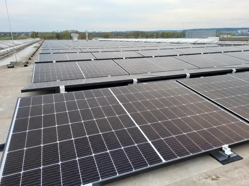 Von E-PN realisierte pv-anlage auf gewerbedach