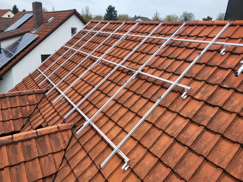 Schienenraster rotes Ziegeldach bei einer Photovoltaikinstallation von E-PN