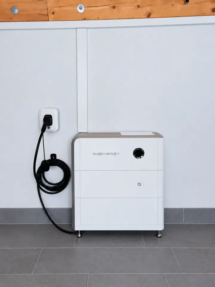 Bidirektionale Ladestation mit Wechselrichter und Stromspeicher