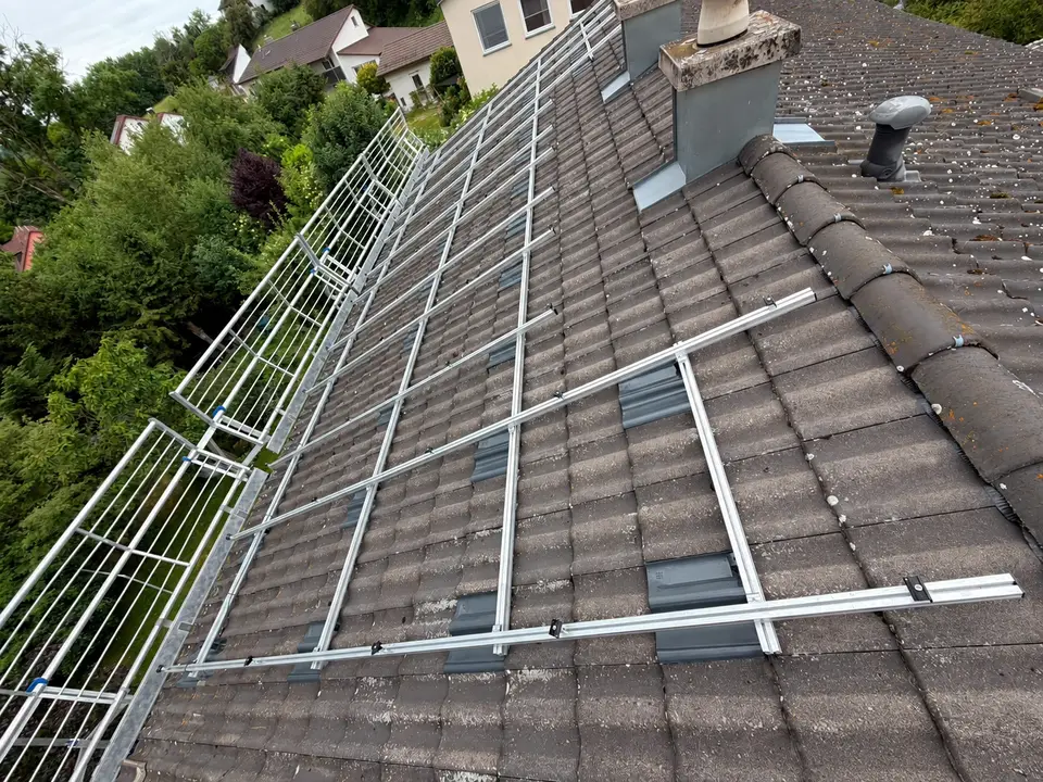 Unterkonstruktion auf grauem Dach bei einer Photovoltaikinstallation von E-PN