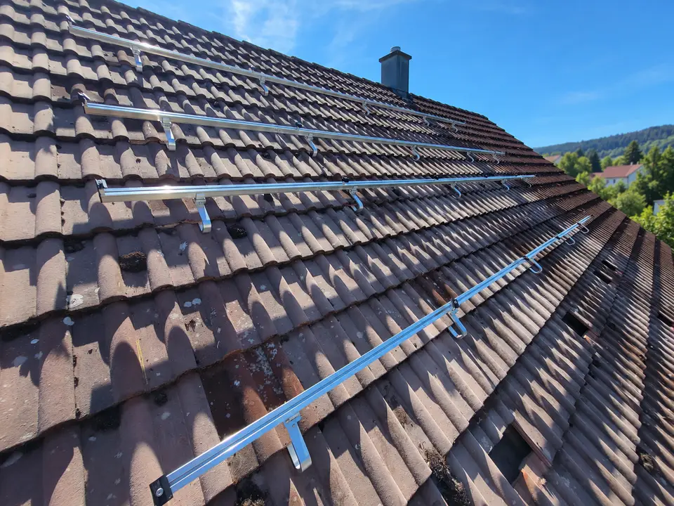Montageschienen Ziegeldach bei einer Photovoltaikinstallation von E-PN