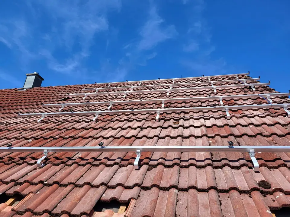 Schienenraster im Freien bei einer Photovoltaikinstallation von E-PN