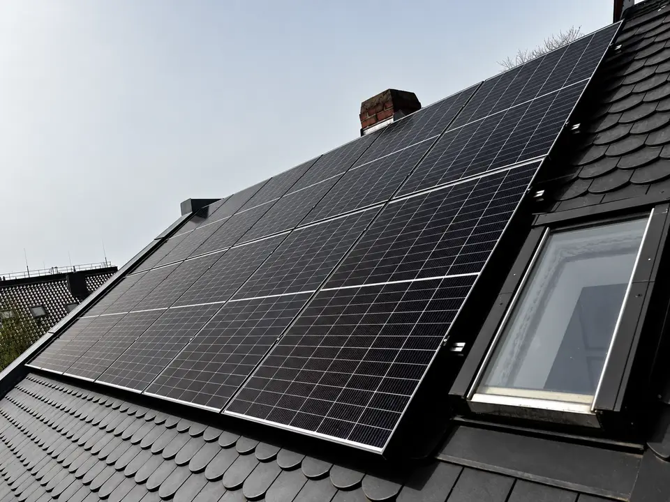 Von E-PN realisierte pv auf dunklem ziegeldach