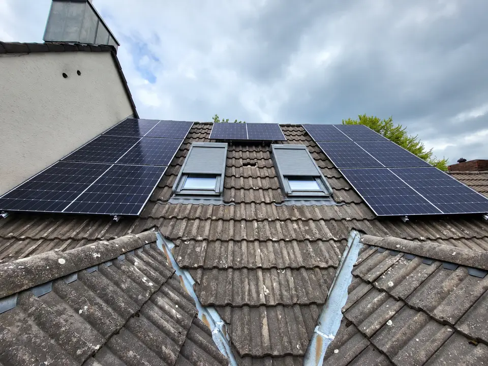 Von E-PN realisierte pv rund um zwei dachfenster
