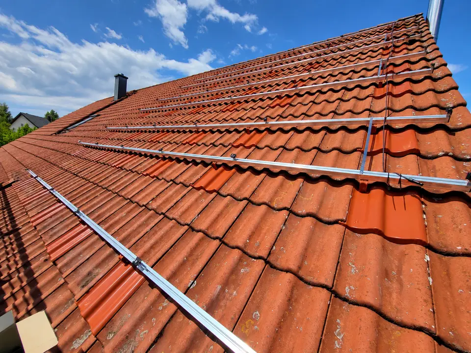 Unterkonstruktion auf rotem Dach bei einer Photovoltaikinstallation von E-PN
