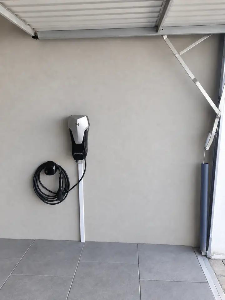 Von E-PN installierte Wallbox in einem Carport
