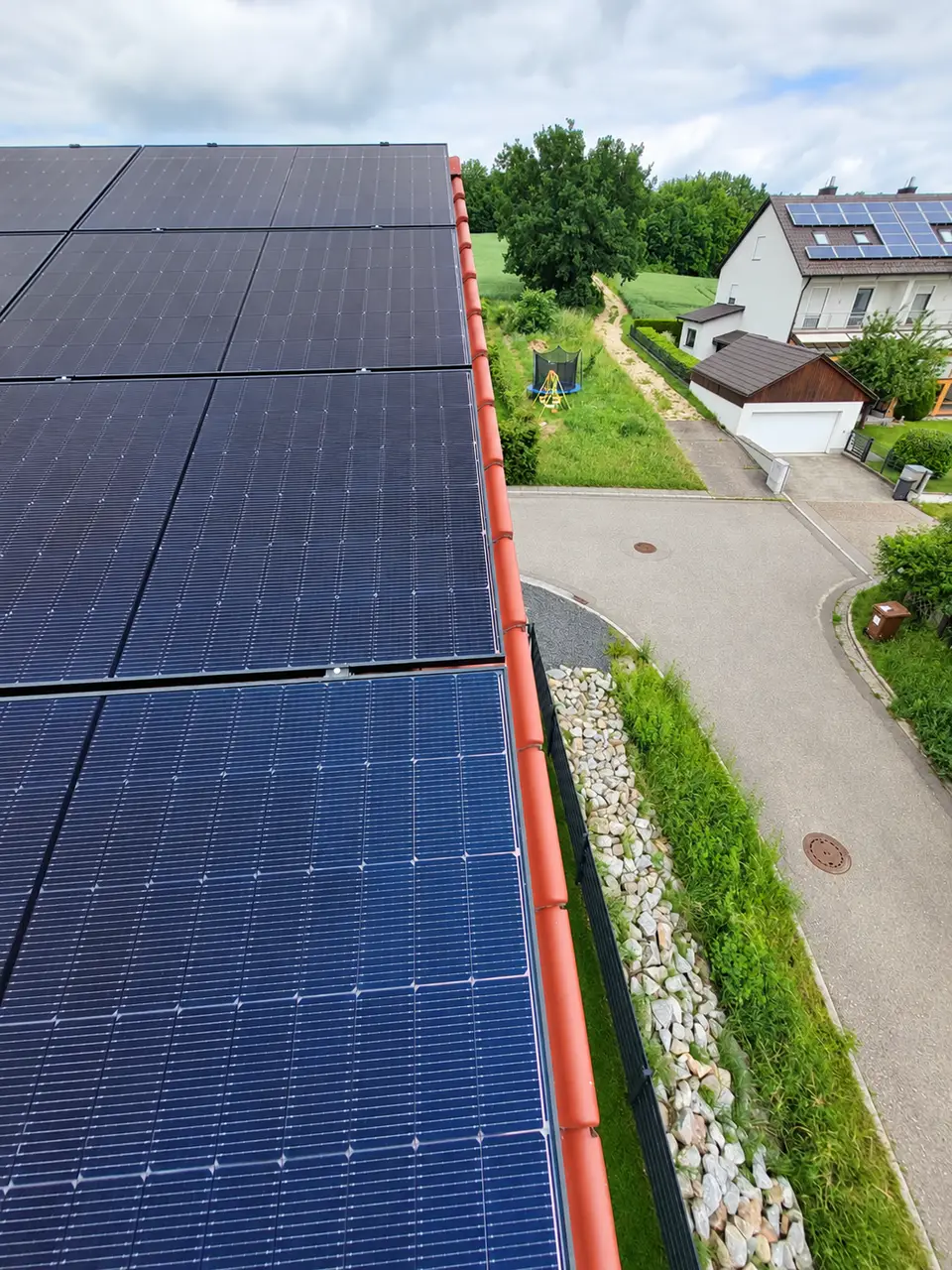 Von E-PN realisierte dachanlage am ortsrand