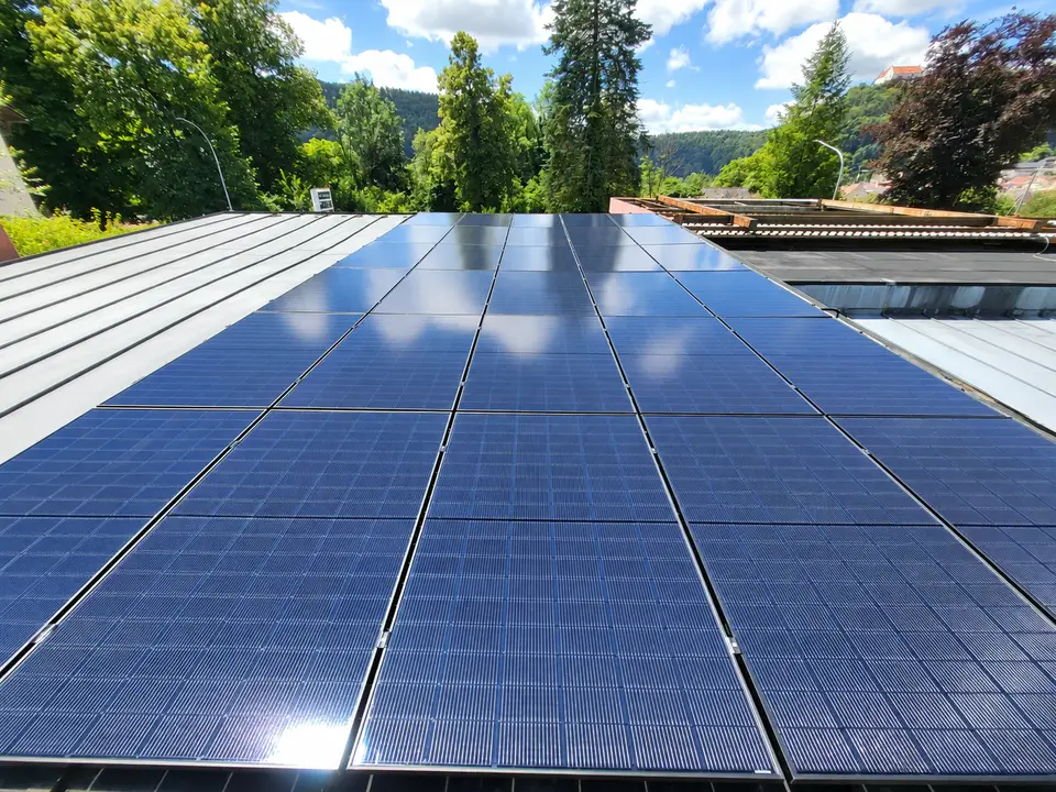 Von E-PN realisierte pv-anlage auf stehfalzdach
