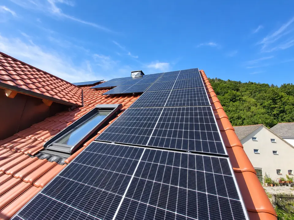 Von E-PN realisierte pv rund um ein dachfenster