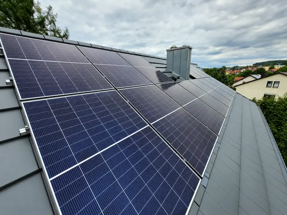 Von E-PN realisierte pv auf anthraziten dachziegeln