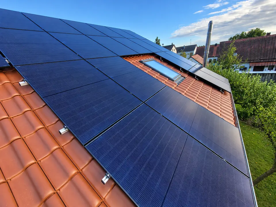 Von E-PN realisierte pv mit dachfensteraussparung