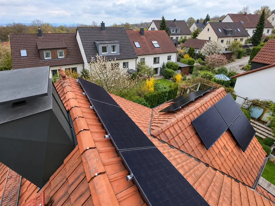 Von E-PN realisierte pv auf mehreren dachflächen