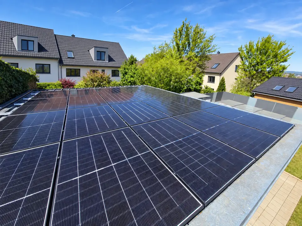 Von E-PN realisierte pv-anlage auf blechdach