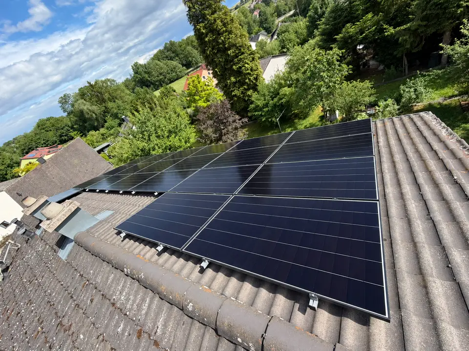Von E-PN realisierte dachanlage in hanglage