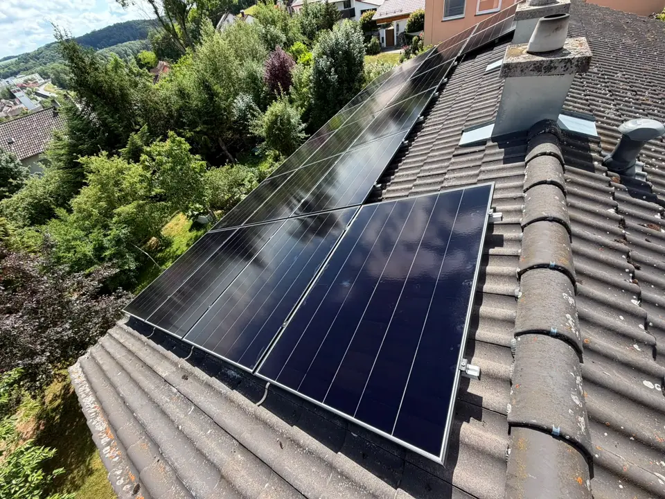 Von E-PN realisierte photovoltaik mit dachaufbauten