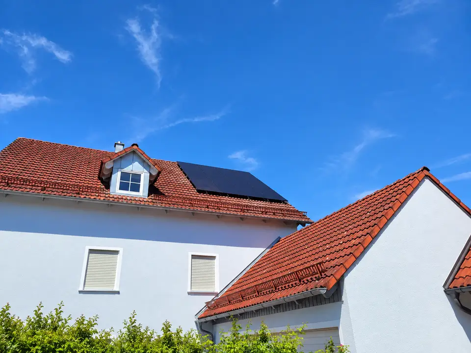 Von E-PN realisierte pv neben gaube und schneefang