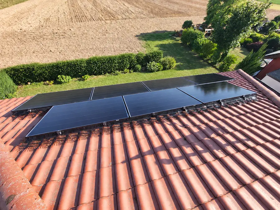 Photovoltaikanlage mit umlaufendem Vogelschutz an den Modulrändern