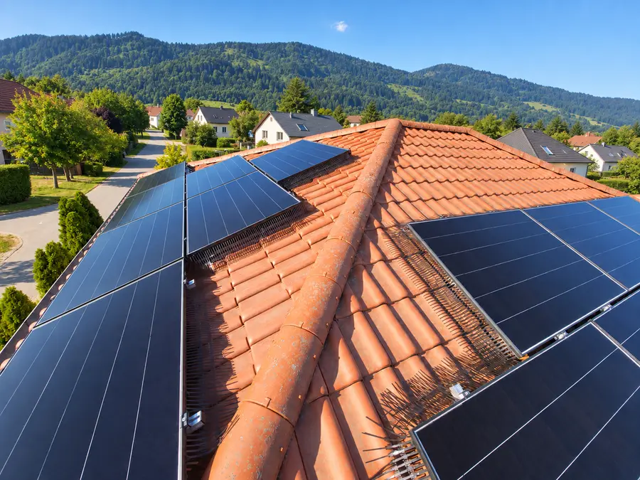 Photovoltaikanlage mit Vogelschutz an mehreren Dachflächen