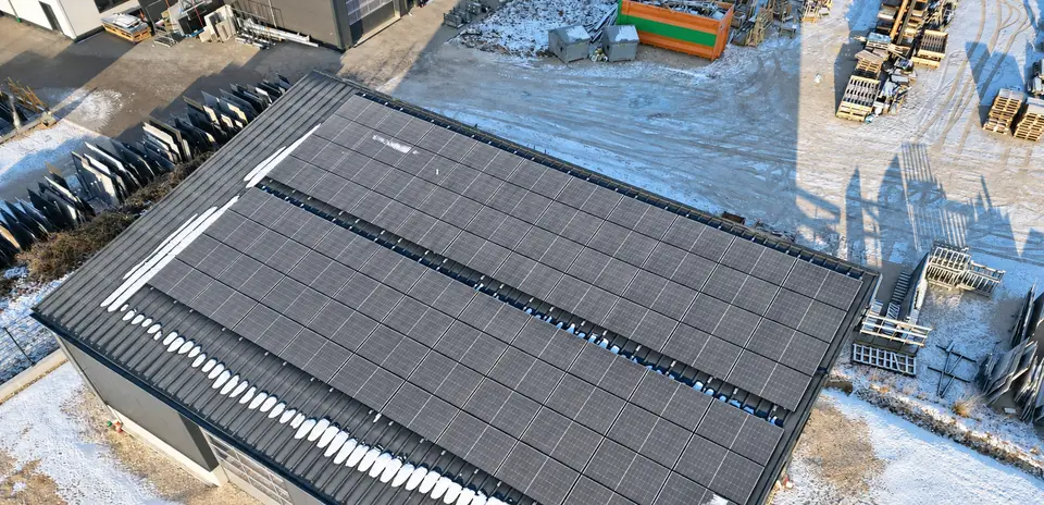 Von E-PN realisierte pv auf gewerbedach im winter