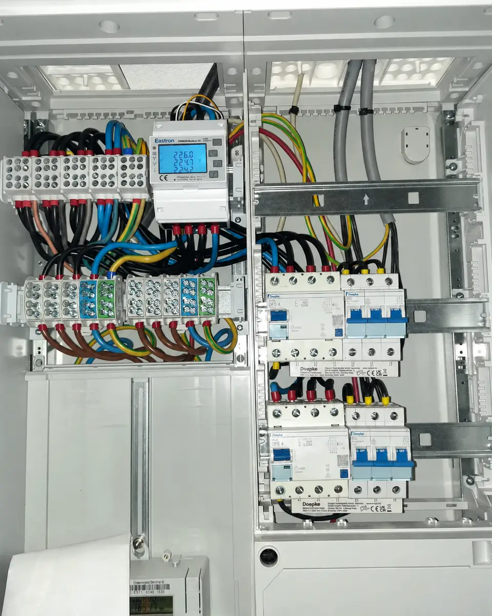Sauber aufgebaute elektrische Verteilung einer Energieanlage