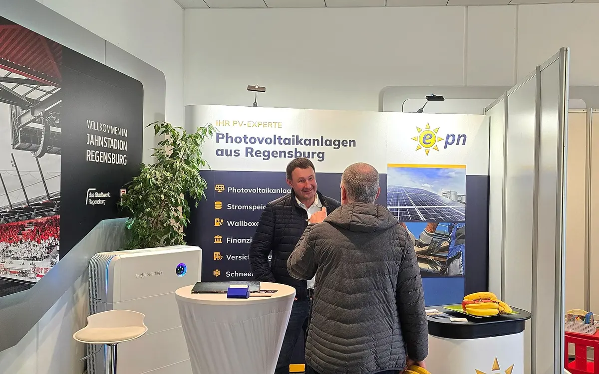Persönliches Beratungsgespräch am E-PN-Messestand im Jahnstadion Regensburg