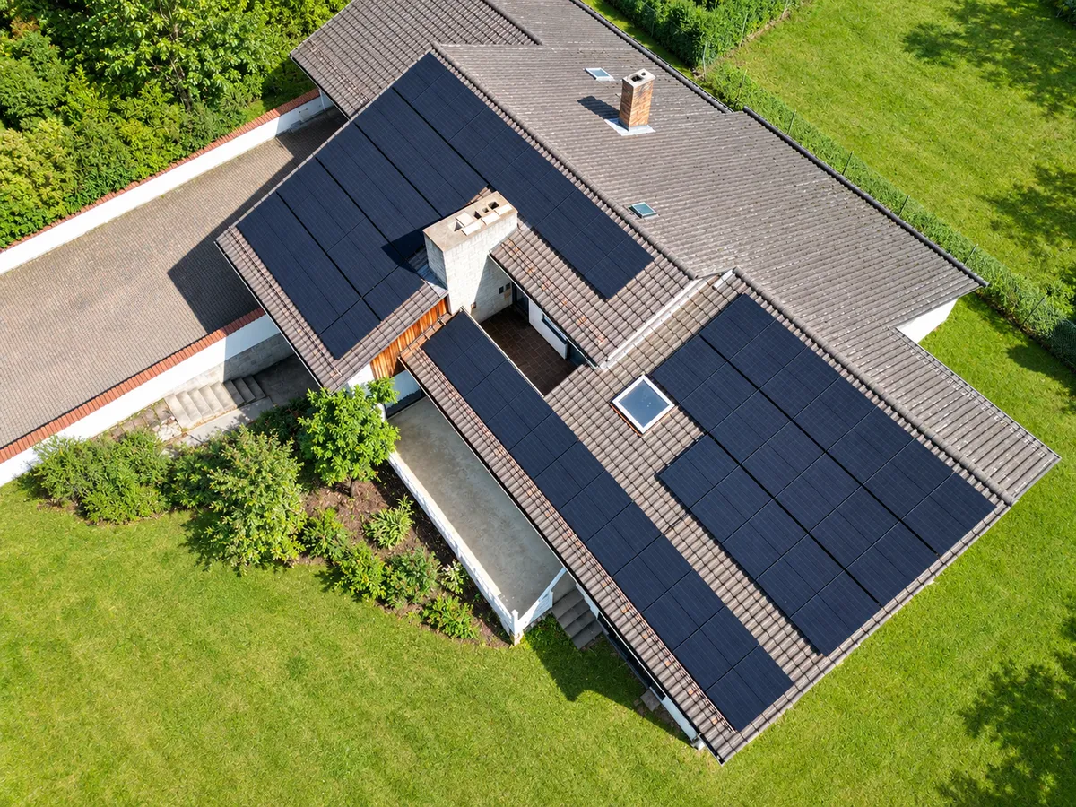 Luftansicht der Photovoltaikanlage in Hemau mit digital bearbeiteter Umgebung