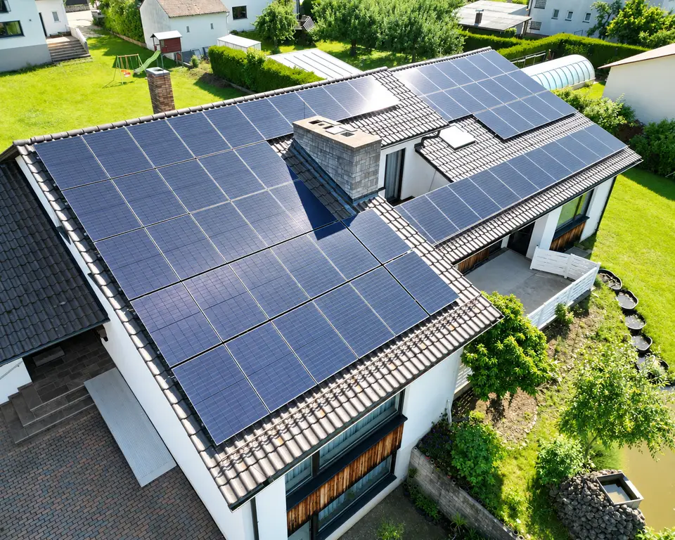 Von E-PN ausgeführte Photovoltaikanlage auf mehreren Dachflächen eines Wohnhauses
