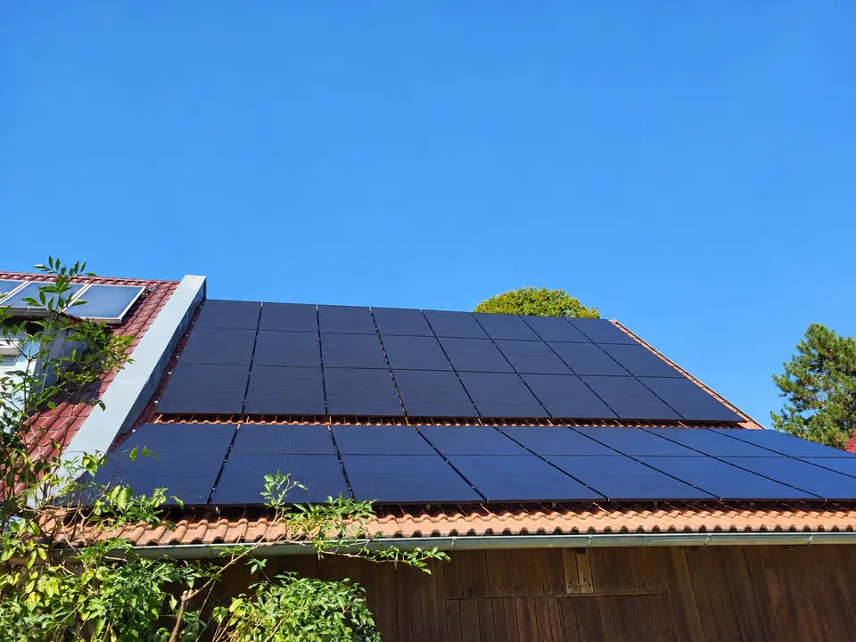 Großflächige Photovoltaikanlage auf einem geneigten Ziegeldach