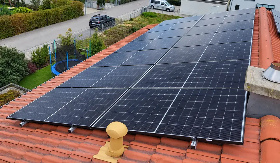 Großflächige Photovoltaikanlage auf einem roten Ziegeldach