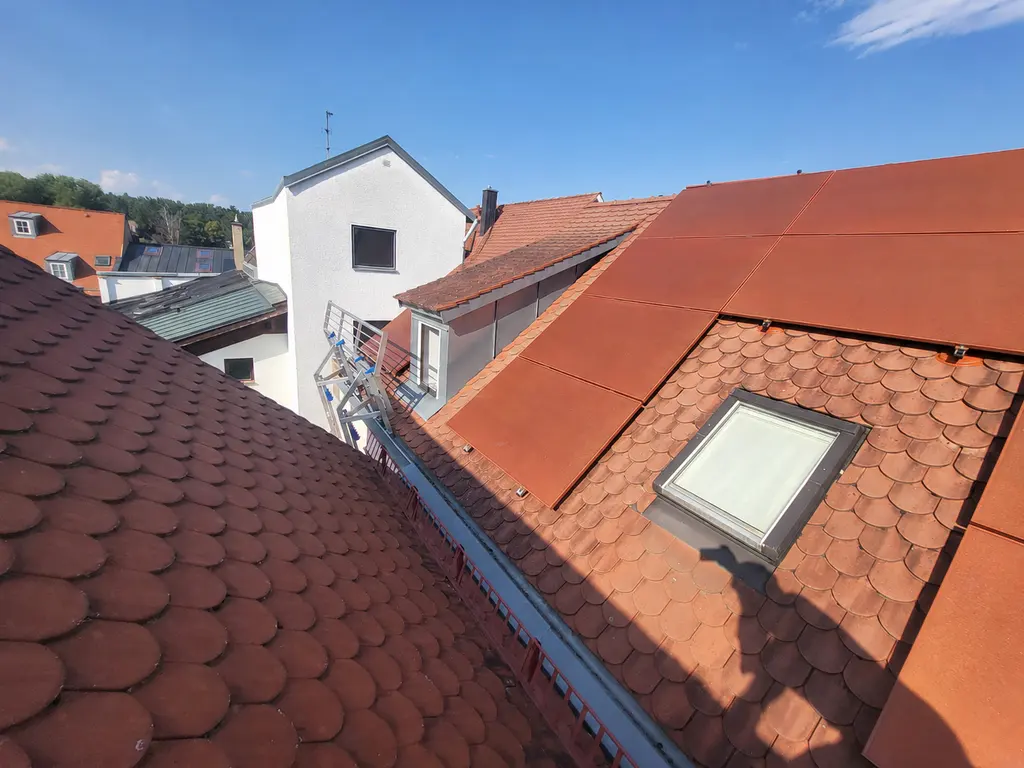 Farblich angepasste Photovoltaikmodule auf einem historischen Dach in Regensburg