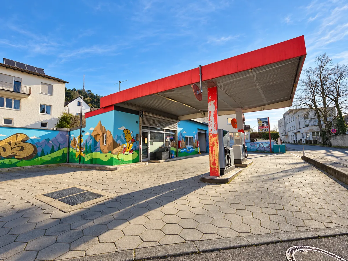 Außenansicht der LiMa Tankstelle in Riedenburg mit rotem Vordach und farbiger Wandgestaltung, digital bearbeitet