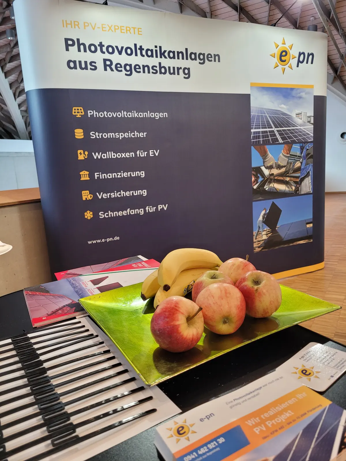 E-PN-Messestand mit Informationsmaterial und Photovoltaikmustern