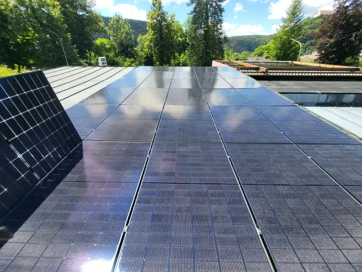 Großes Photovoltaik-Modulfeld für ein Mieterstromprojekt