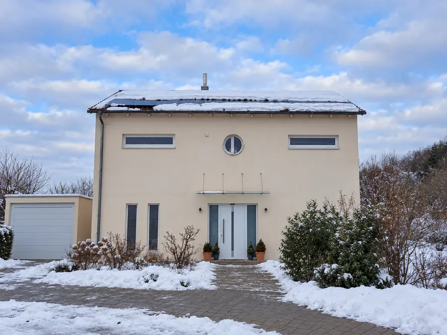 Schneebedeckte Photovoltaikanlage auf einem Wohnhaus im Winter