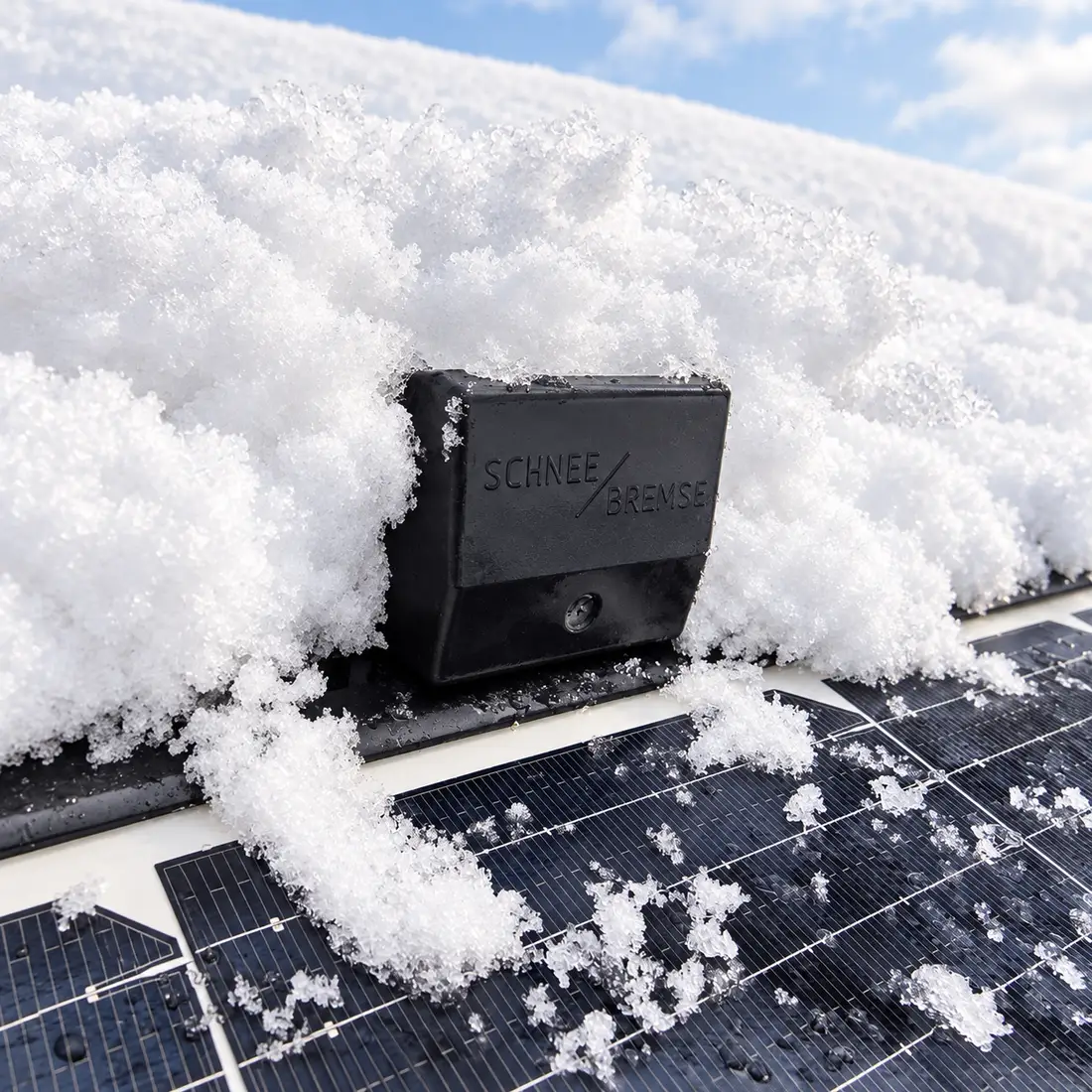 Originale Schneebremse hält Schnee auf einem Photovoltaikmodul zurück