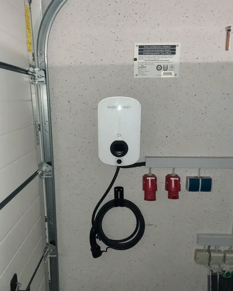 Von E-PN installierte Wallbox mit Ladekabel