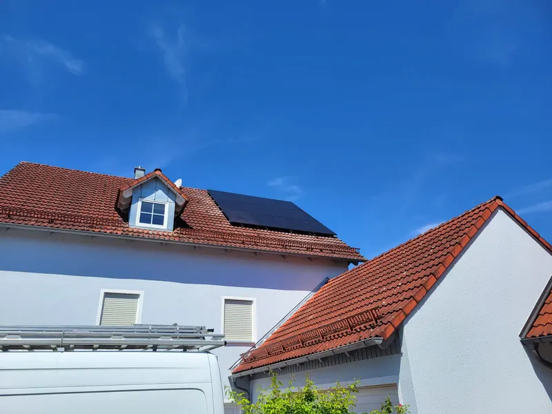 Weitere Dachfläche mit Photovoltaikmodulen neben einer Gaube in Töging bei Dietfurt